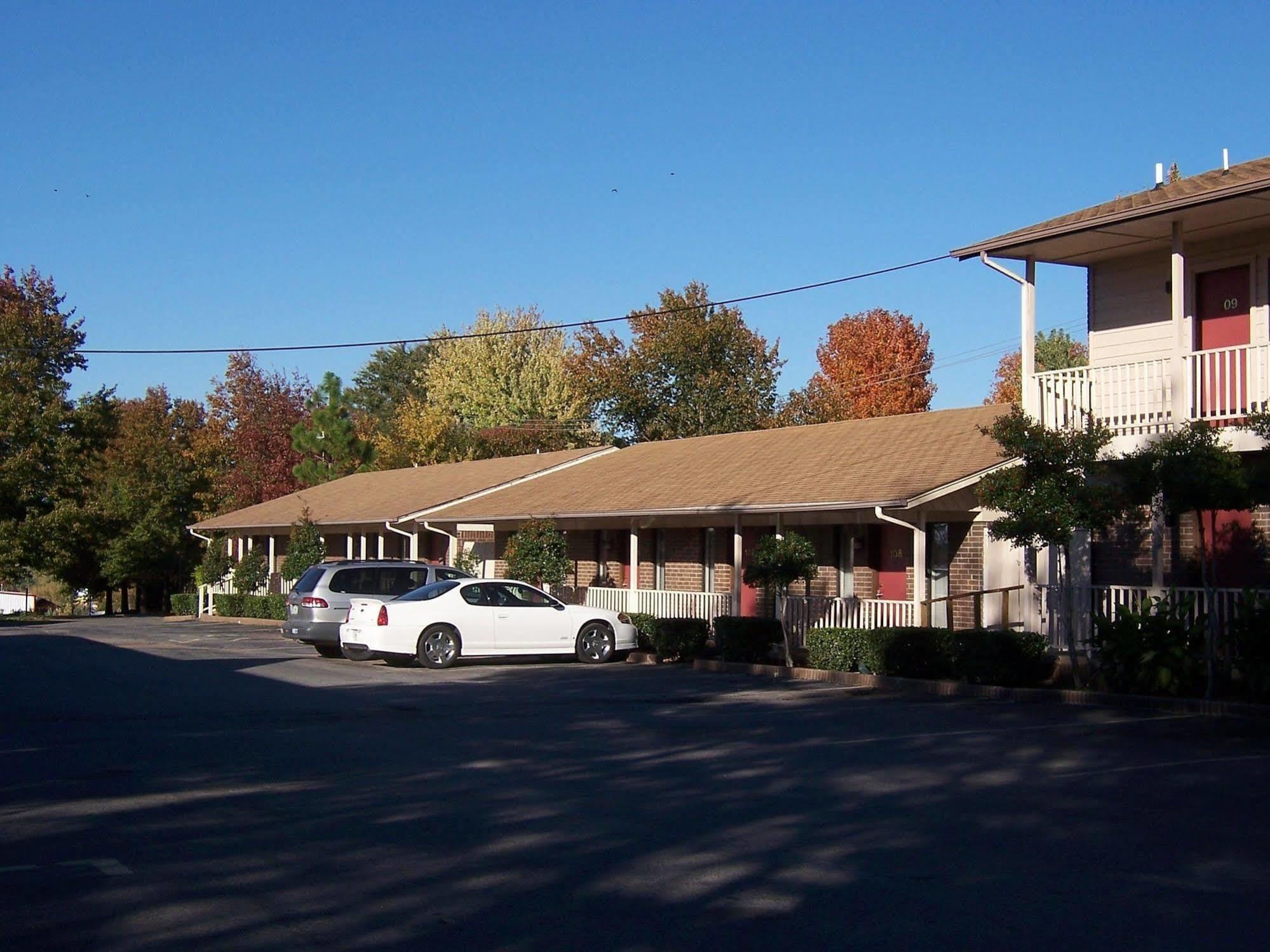 Oak Hill Inn And Suites Tahlequah Esterno foto